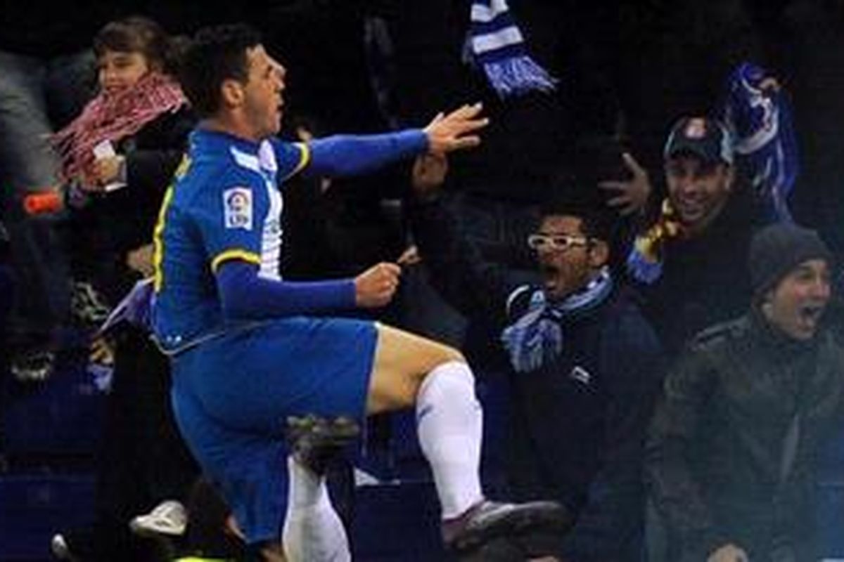 Ekspresi penyerang Espanyol, Alvaro Vazquez, setelah membobol gawang Barcelona, pada lanjutan Liga BBVA, di Cornella-El Prat, Minggu (8/1/2012). 