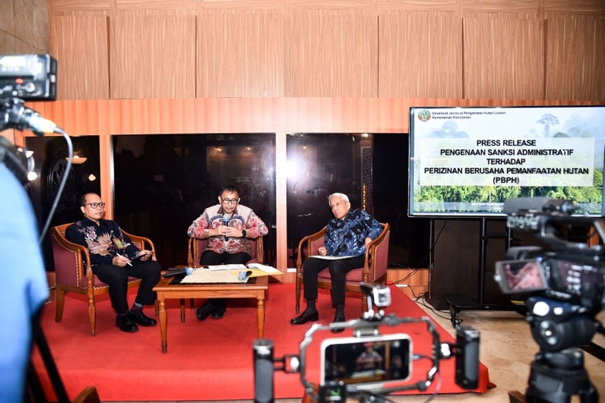 Dirjen Pengelolaan Hutan Lestari (PHL) Kemenhut Dida Mighfar Ridha (tengah) dalam jumpa pers di Kementerian Kehutanan RI di Jakarta, Jumat (21/2/2025).