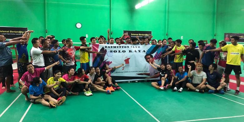 Para atlet yang tergabung dalam Badminton Club Solo Raya mendukung Gibran Rakabuming Raka dalam pemilihan Wali Kota Solo 2020-2025. Deklarasi para atlet digelar di lapangan klub Billy Beras, klub yang disokong oleh pengusaha beras Billy Haryanto, di Sragen, Kamis (26/12/2019). (Dok. Billy Haryanto)
