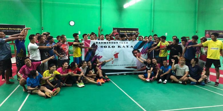 Para atlet yang tergabung dalam Badminton Club Solo Raya mendukung Gibran Rakabuming Raka dalam pemilihan Wali Kota Solo 2020-2025. Deklarasi para atlet digelar di lapangan klub Billy Beras, klub yang disokong oleh pengusaha beras Billy Haryanto, di Sragen, Kamis (26/12/2019). 