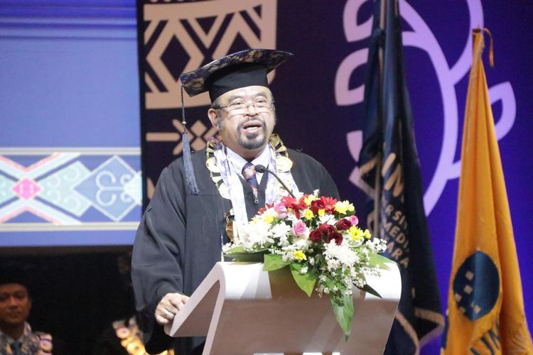 Rektor Universitas Multimedia Nusantara Ninok Leksono saat memberikan sambutan dalam acara Wisuda XVI UMN di Indonesia Convention Exhibition (ICE) BSD-Tangerang pada Sabtu (30/11/2019).