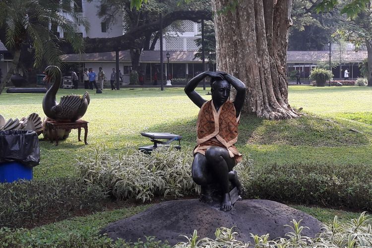 Patung berjudul Wanit Memegang Sanggul di halaman Istana Kepresidenan Jakarta ditutup kain.