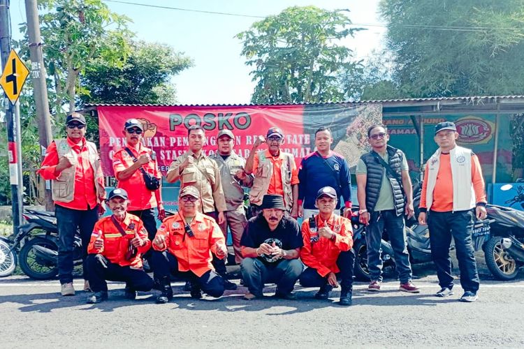 Warga di 3 kelurahan di kecamatan Prigen, Kabupaten Pasuruan, Jawa Timur mendirikan posko sebagai bentuk penolakan atas rencana pembangunan real estate di kawasan lereng Gunung Arjuno Welirang, Jumat (31/10/2025).