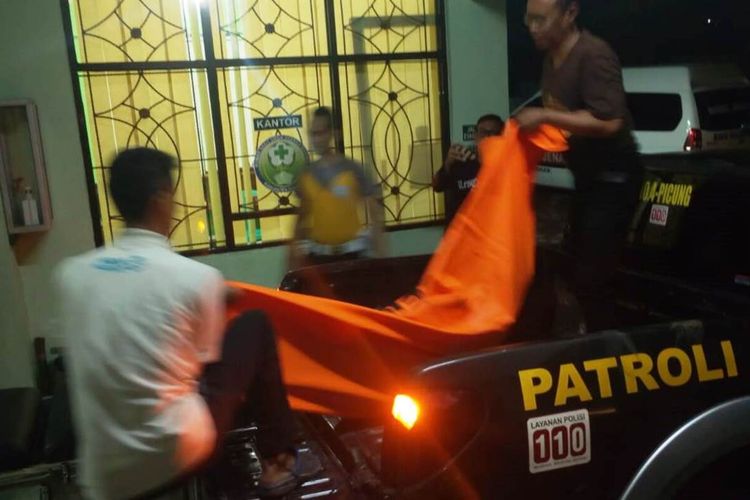 Polisi dibantu petugas kamar jenazah RSUD Sayang, Cianjur, Jawa Barat, mengevakuasi jenazah seorang pelajar SMP yang tewas akibat terjatuh ke dasar jurang di kawasan Haurwangi, Cianjur, Jumat (24/01/2020) petang.