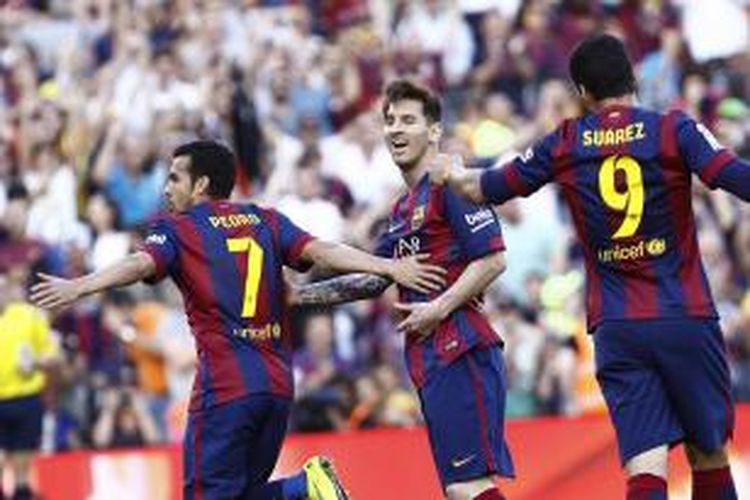 Bersama Lionel Messi (tengah) dan Luis Suarez (kanan), penyerang Barcelona Pedro Rodriguez (kiri) merayakan keberhasilan membobol gawang Real Sociedad, pada pertandingan Primera Division di Camp Nou, Sabtu (9/5/2015). Laga itu berakhir 2-0.