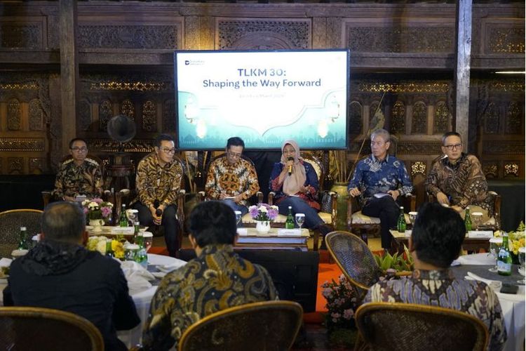 Direktur IT Digital Telkom Faizal Rochmad Djoemadi, Direktur Wholesale &  International Service Telkom Budi Satria Dharma Purba, dan Direktur Human Capital Management Willy Saelan, Direktur Utama Telkom Dian Siswarini, Direktur Legal & Compliance Telkom Andy Kelana, dan SVP Group Sustaibility & Corporate Communication Telkom Ahmad Reza pada agenda TelkomGroup Business Update yang diselenggarakan di Jakarta, pada Jumat (6/3). 