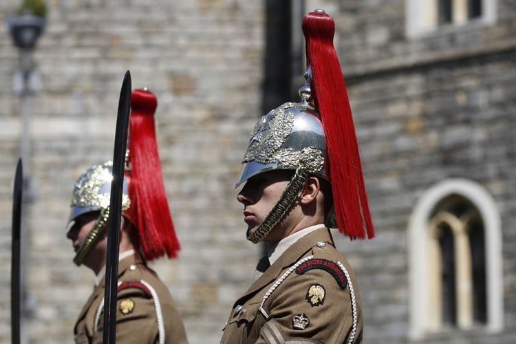 Anggota resimen kavaleri Blues and Royals menjaga Windsor Castle saat persiapan pernikahan Pangeran Harry dan Meghan Markle,  17 Mei 2018./ AFP PHOTO / Odd ANDERSEN