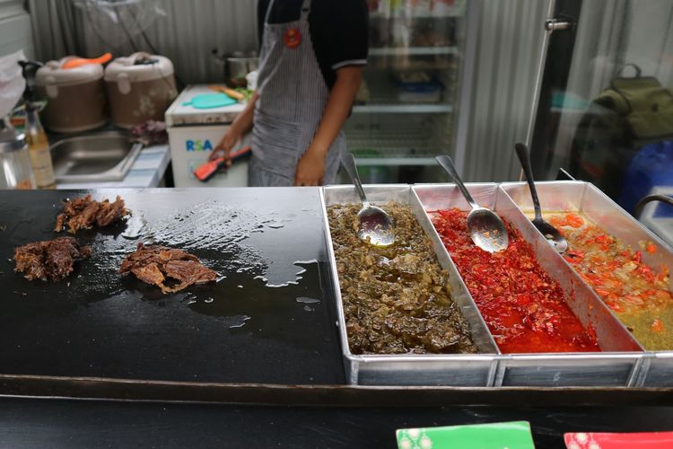 Makanan Dendeng Sapi yang dijual di Pusat Kuliner MH. Thamrin 10, Jakarta Pusat 