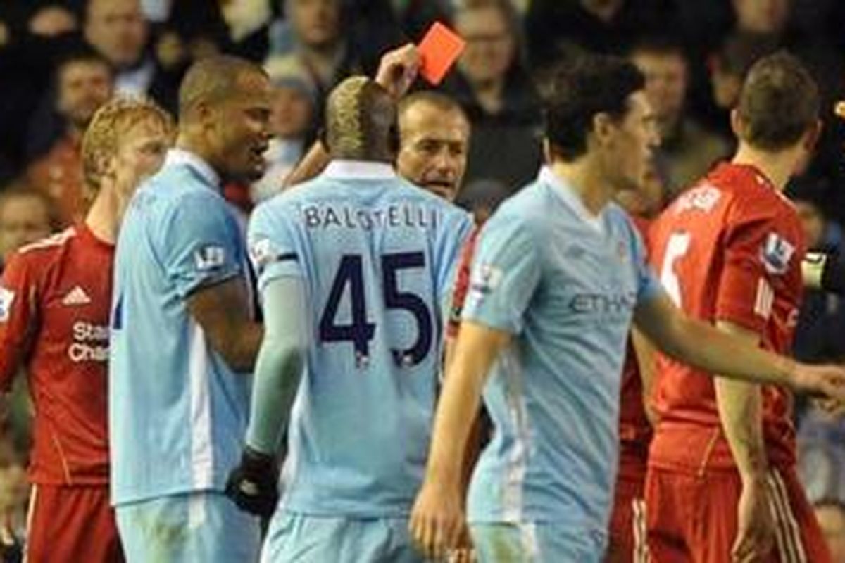 Penyerang Manchester City, Mario Balotelli (tengah) mendapat kartu merah saat timnya bertandang ke kandang Liverpool dalam lanjutan Premier League, Minggu (27/11/2011). Pertandingan berakhir imbang 1-1.