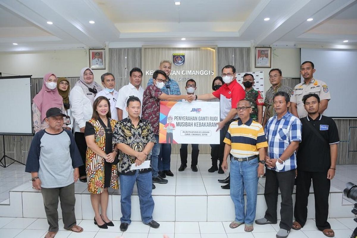 JNE berikan bantuan secara simbolis kepada warga terdampak insiden kebakaran di Gudang JNE Cimanggis. 


