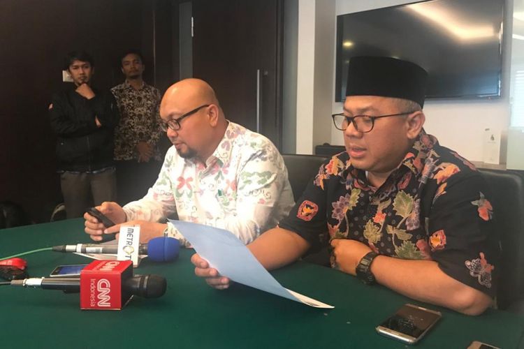 Ketua KPU Arief Budiman (kanan) dan Komisioner KPU Ilham Saputra (kiri) saat konferensi pers di Hotel Borobudur, Jakarta, Jumat (20/7/2018).