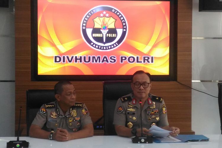 Kepala Biro Penerangan Masyarakat Humas Brigjen (pol) Dedi Prasetyo (kanan) di Gedung Humas Mabes Polri, Jakarta, Senin (4/3/2019). 