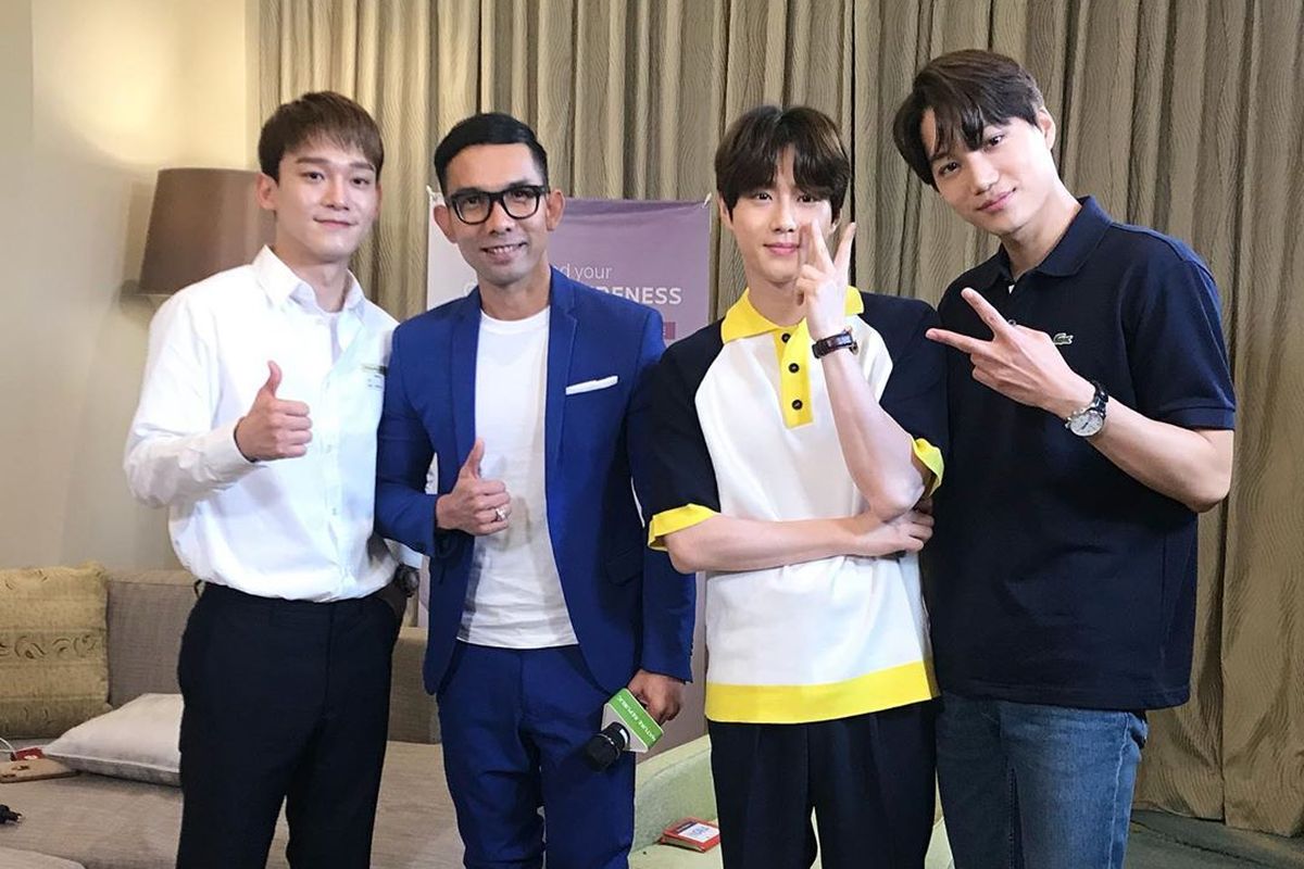 Presenter Indra Herlambang berpose dengan Kai, Chen, dan Suho EXO.