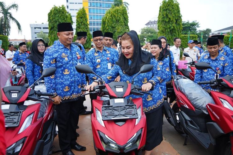 Wali Kota Semarang, Hevearita Gunaryanti Rahayu memberikan sepeda motor kepada lurah secara simbolis di Lapangan Pancasila, Simpang Lima, Kota Semarang pada Rabu (29/11/2023). 
