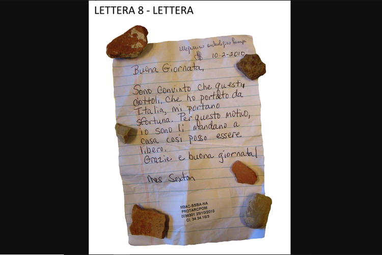 Salah satu surat dari seorang wisatawan yang mengembalikan barang yang dicuri dari situs bersejarah Pompeii, Italia.