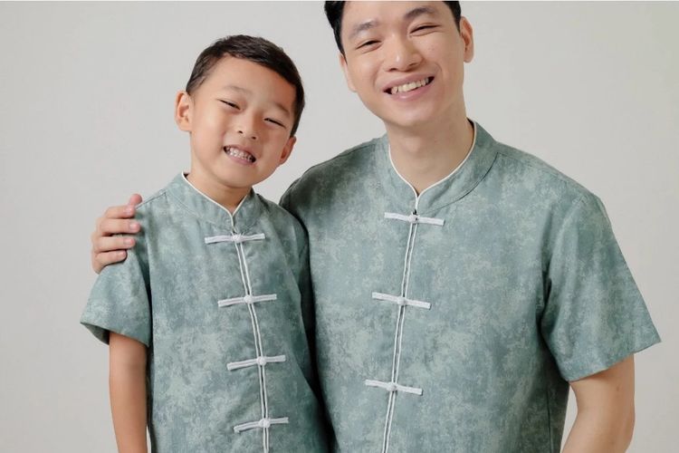 Cheongsam pria dan anak laki-laki dari toko Ziel Kids.