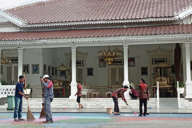 Sejumlah pekerja tengah membersihkan halaman Pendopo Bupati Cianjur. Di balik kemegahan dan nilai sejarahnya, kantor kerja bupati ini menyimpan kisah tragis pembunuhan Bupati Cianjur ke-3 Raden Aria Wiratanu Datar III di pertengahan Abad ke-18.