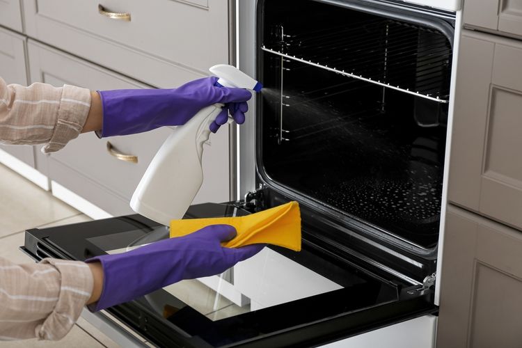 Ilustrasi membersihkan oven dengan pembersih oven.