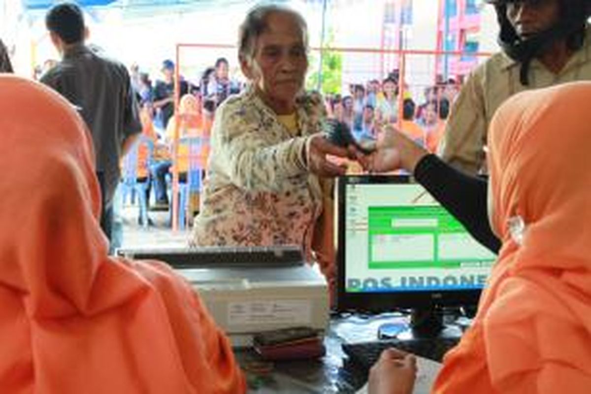 Seorang warga lanjut usia sedang menerima uang BLSM tahap kedua di Kantor Pos jalan Pemuda, Singkawang, Kalimantan Barat, Senin (9/9/2013).
