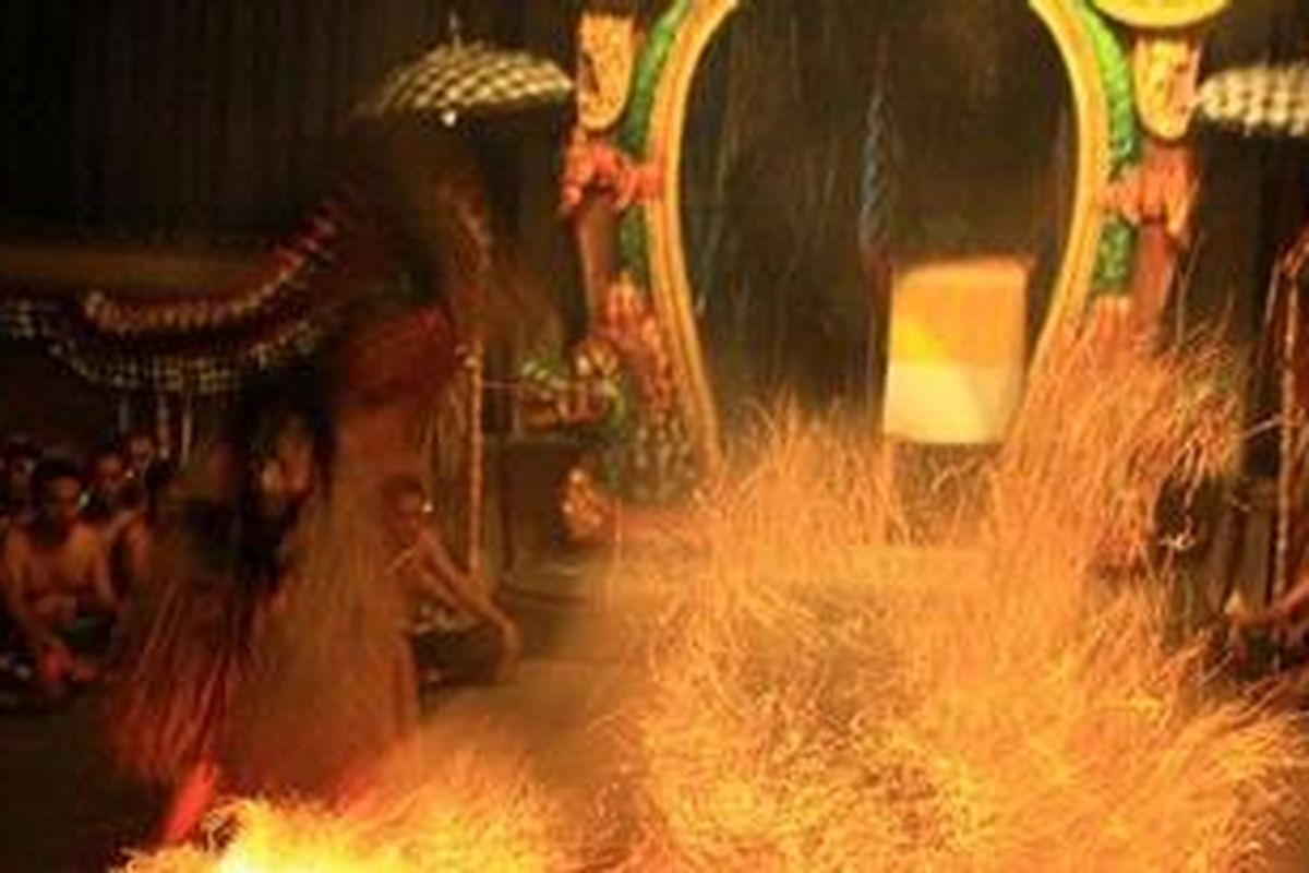 Pertunjukan tari Sanghyang Jaran di Pura Penataran Kloncing, Banjar Padang Tegal Kaja, Ubud, Gianyar, Bali. Tari ini dibawakan malam hari dan setiap malam berhasil menarik perhatian wisatawan asing yang tengah berwisata di Ubud.