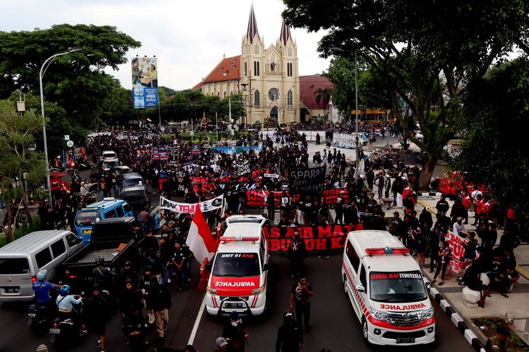 Sebanyak 15.000 suporter Arema FC, Aremania melakukan aksi menuntut keadilan para korban Tragedi Kanjuruhan yang dilaksanakan di Kota Malang, Kamis (10/11/2022) siang. 