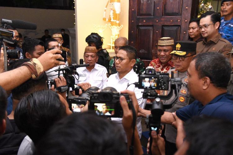 Penjabat Gubernur Gorontalo Hamka Hendra Noer (tengah) memberikan keterangan usai berkunjung ke Gereja JKI FHCC, Kota Gorontalo. Suasana ibadah Natal di Bumi Serambi Madinah Gorontalo berlangsung aman.