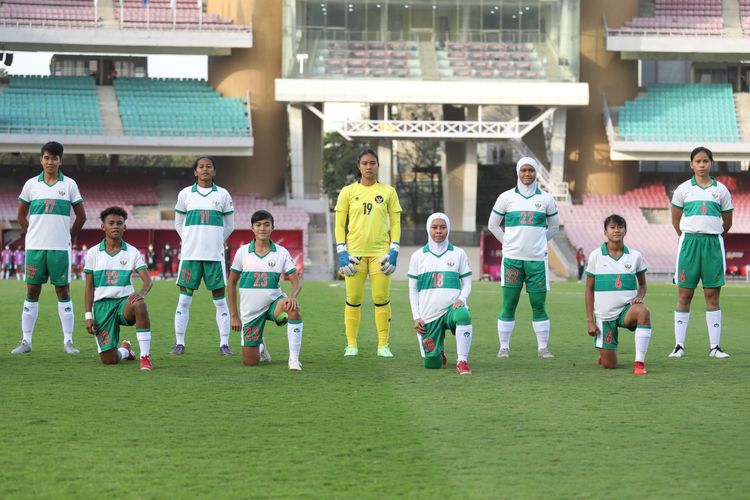 Line up timnas putri Indonesia vs Thailand pada laga Grup B Piala Asia Wanita 2022 di D Y Patil Sports Stadium, Senin (24/1/2022) malam WIB. Terkini, timnas putri Indonesia kalah 0-5 dari Lebanon pada kualifikasi Olimpiade Paris 2024.  