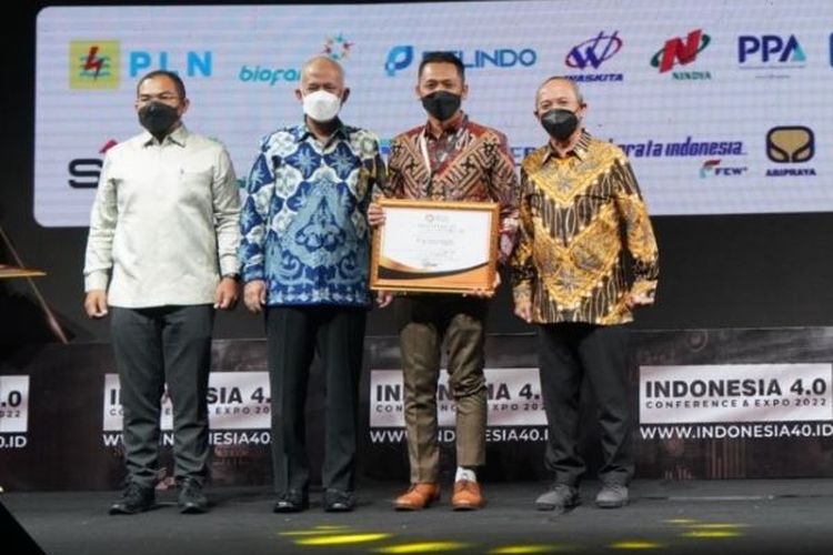 Direktur Transformasi & Digital Bio Farma, Soleh Ayubi (kedua dari kanan) , Kepala Badan Standarisasi dan Kebijakan Jasa Industri (BSKJI) Doddy Rahadi (kanan), Sekretaris Jenderal Kementerian Perindustrian BUMN, Dody Widodo (ketiga dari kanan), dan Deputi Bidang SDM dan TI Kementerian BUMN, Tedi Bharata (kiri) saat menerima Sertifikat INDI 4.0 Level 3 pada pada perhelatan tahunan Indonesia 4.0 Conference & Expo 2022 yang digelar secara luar jaringan alias luring pada 24-25 Agustus 2022 di Bidakara Jakarta. 