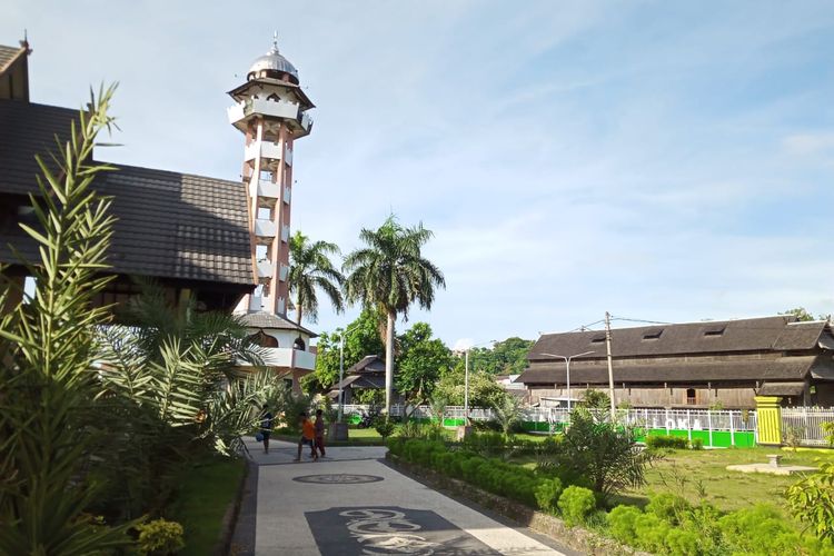 Masjid Agung Nurul Huda Sumbawa, Kamis (7/4/2022)