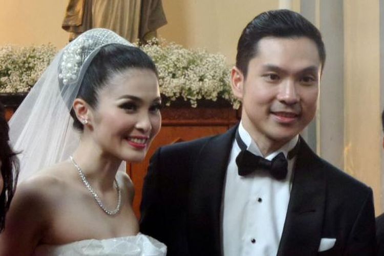 Sandra Dewi dan Harvey Moeis usai menjalani pemberkatan nikah di Gereja Katedral Jakarta, Jakarta Pusat, Selasa (8/11/2016).