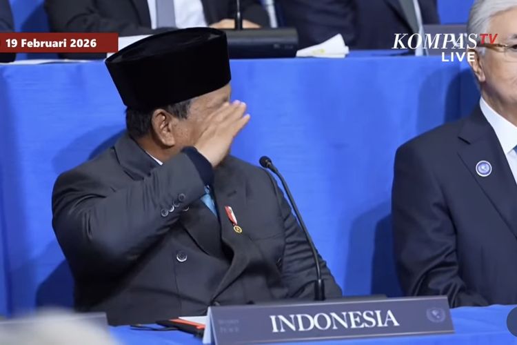 Presiden Prabowo Subianto tersenyum saat Presiden AS Donald Trump memuji dirinya dalam pidato pada KTT Board of Peace di Washington DC, Kamis (19/2/2026).