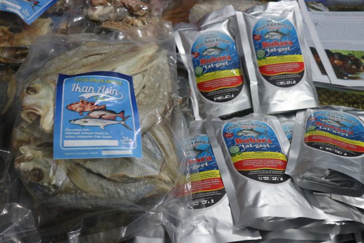 Abon ikan bubara dan ikan asin yang dibuat oleh kelompok koperasi Embun, Kampung Limalas, Misool, Raja Ampat menjadi salah satu oleh-oleh khas dari sana.