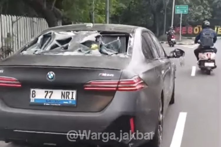 Mobil BMW Hancur Diamuk Massa di Kebon Jeruk Jakbar, Diduga Tabrak Lari Motor