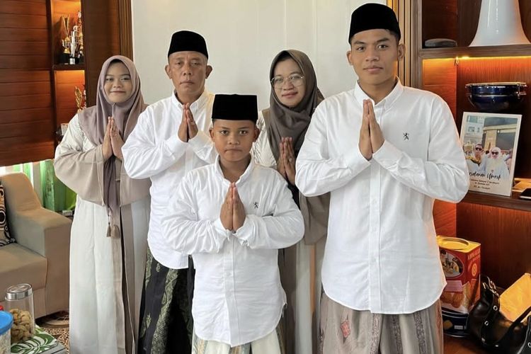 Moh Zaki Ubaidillah saat momen lebaran bersama kedua orangtua dan dua saudaranya. 