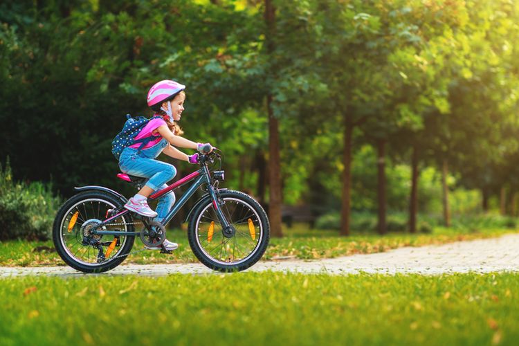 Ilustrasi anak naik sepeda, sepeda anak, rekomendasi kado anak perempuan