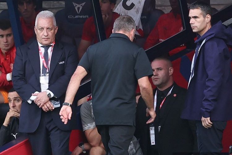 Pelatih Barcelona Hansi Flick diusir wasit pada laga Liga Spanyol antara FC Barcelona dan Girona FC di Estadi Olimpic Lluis Companys di Barcelona pada 18 Oktober 2025.