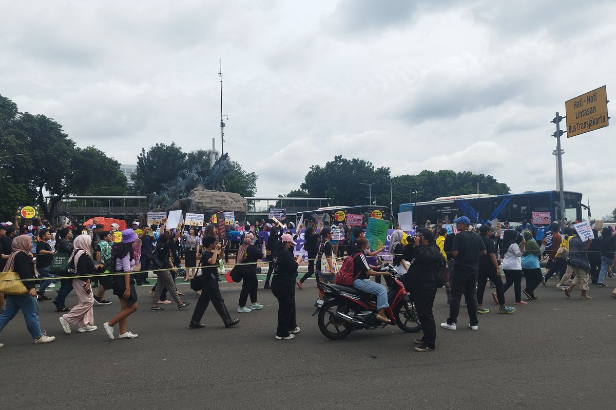 Massa aksi Perempuan Geruduk Istana tiba di kawasan Monas, Gambir, Jakarta Pusat, Jumat (8/3/2024)