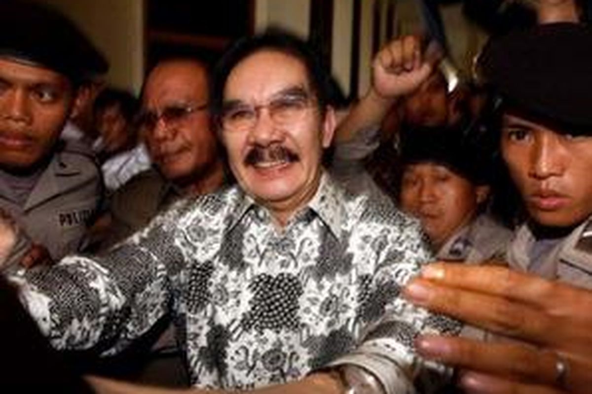 Terdakwa Antasari Azhar usai menjalani sidang perdana terkait kasus pembunuhan Direktur PT Putra Rajawali Banjaran, Nasrudin Zulkarnaen di Pengadilan Negeri Jakarta Selatan, Kamis (8/10). Agenda sidang kali ini adalah pembacaan dakwaan oleh Jaksa Penuntut Umum.