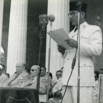 Presiden Soekarno menyampaikan pidato kenegaraan pada peringatan 5 tahun kemerdekaan RI di halaman Istana Merdeka pada 17 Agustus 1950.