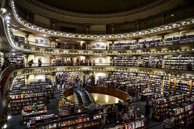 Pemandangan toko buku El Ateneo Grand Splendid di Buenos Aires, Argentina, Rabu (9/1/2019). El Ateneo Grand Splendid terpilih sebagai toko buku terindah di dunia versi National Geographic di tahun 2019.