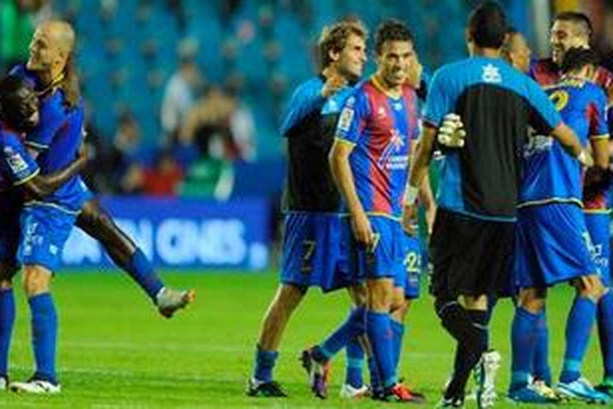 Para pemain Levante merayakan kemenangan 3-0 atas Malaga dalam lanjutan liga BBVA, Minggu (16/10/2011). Kemenangan ini membuat mereka berada di urutan kedua, menggeser Real Madrid.