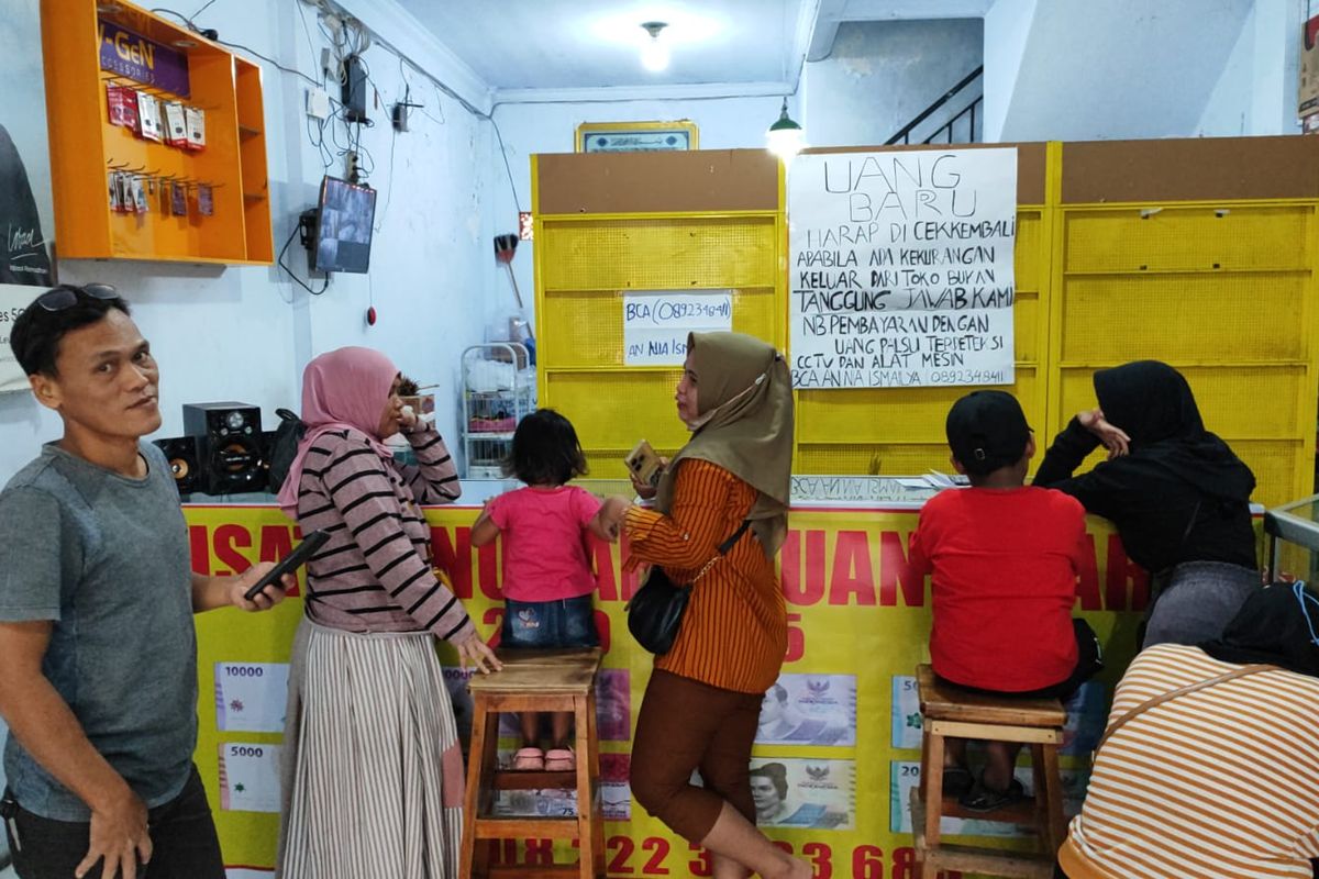 Sejumlah warga masih berburu uang baru di cabang tukar jasa uang milik Wildan di jalan Diponegoro Kelurahan Kebonsari, Kecamatan Panggungrejo, Kota Pasuruan, Senin (24/03/2025).