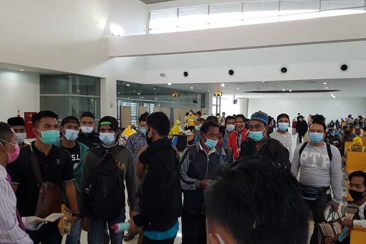 Proses rapid test kepada 154 pekerja migran asal Malaysia di Bandara Internasional Juanda Surabaya, Selasa (7/4/2020) sore