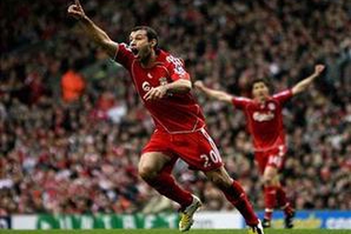 Javier Mascherano merayakan gol pertamanya sekaligus menyamakan skor 1-1 Liverpool atas Reading, Sabtu (15/3). Liverpool akhirnya menang 2-1 melalui gol Fernando Torres.