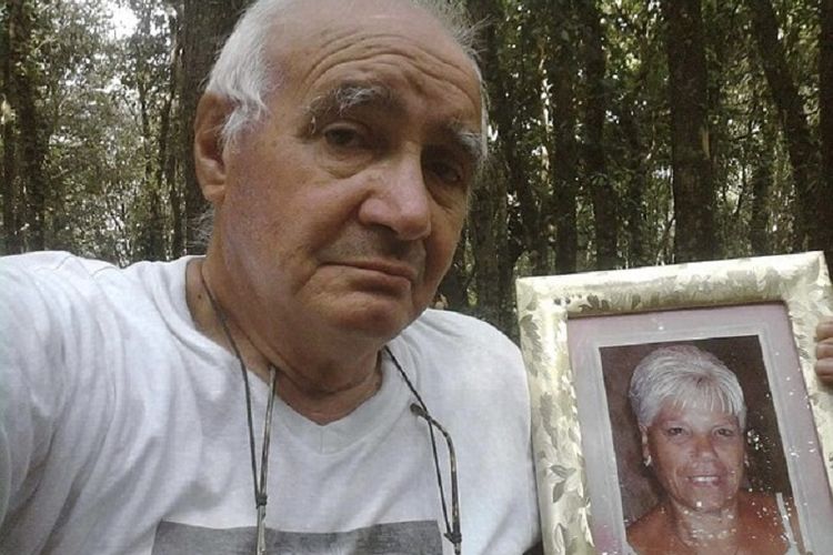 Giuseppe Giordano dan foto almarhum istrinya, Ida. Setiap hari, Giordano bakal datang ke pantai sambil membawa foto istrinya itu sebagai bukti cinta kepadanya.