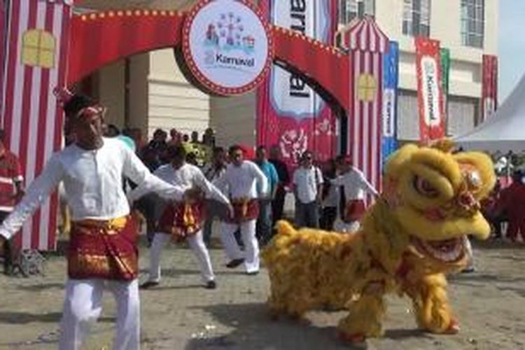 Para penari seudati dan barongsai menari bersama memeriahkan Tahun Baru Imlek 2565 di Banda Aceh, Minggu (2/2/2014).