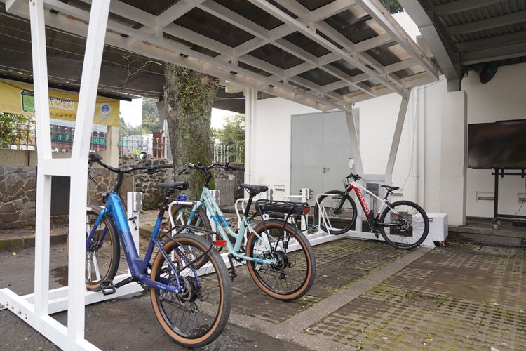 Sepeda listrik yang ditempatkan pada shelter dengan solar panel system