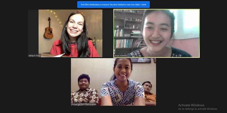 Addysn Kidd (kiri atas), salah satu pelajar Amerika Serikat peserta program YES, bertemu secara virtual dengan keluarga angkat (host family) di Indonesia.