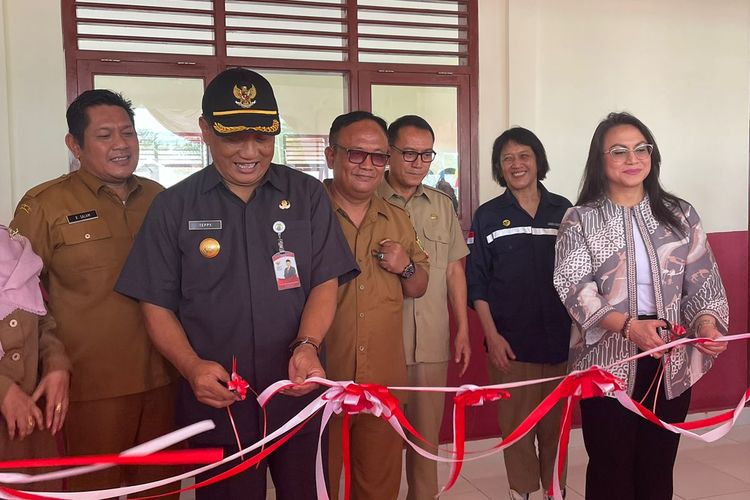 Seremoni peresmian gedung sekolah di Desa Cilamaya, Kabupaten Karawang Wetan. Fasilitas pendidikan ini rampung direnovasi oleh Jawa Satu Power, afiliasi dari Pertamina New & Renewable Energy