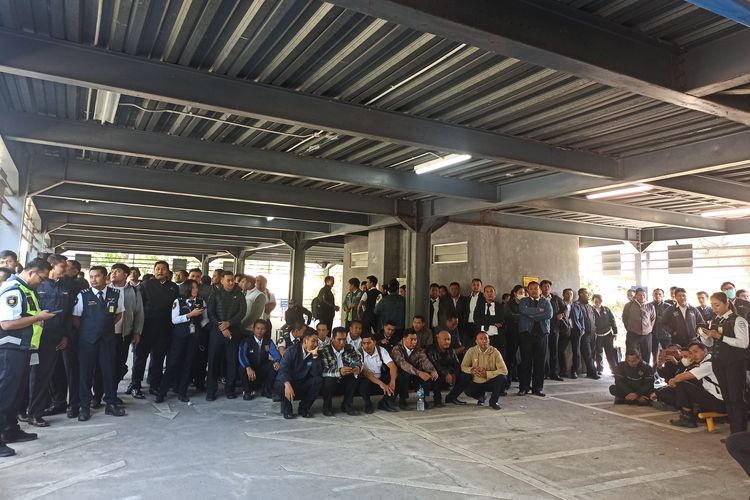 Ratusan karyawan PT Angkasa Pura Suport (APS) Bali yang bekerja di Bandara Internasional I Gusti Ngurah Rai, Kabupaten Badung, Bali, melakukan aksi mogok kerja, pada Senin (19/8/2024). 